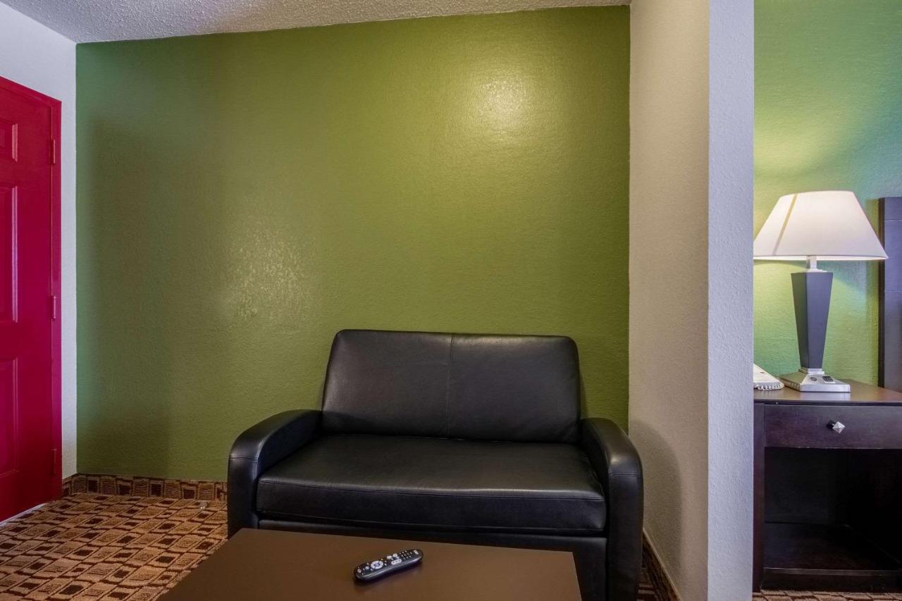 Coratel Plus Suites Wichita West Airport エクステリア 写真