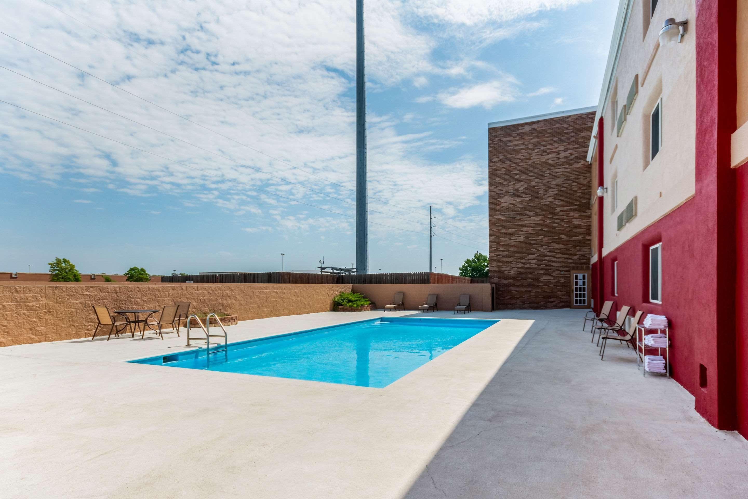 Coratel Plus Suites Wichita West Airport エクステリア 写真