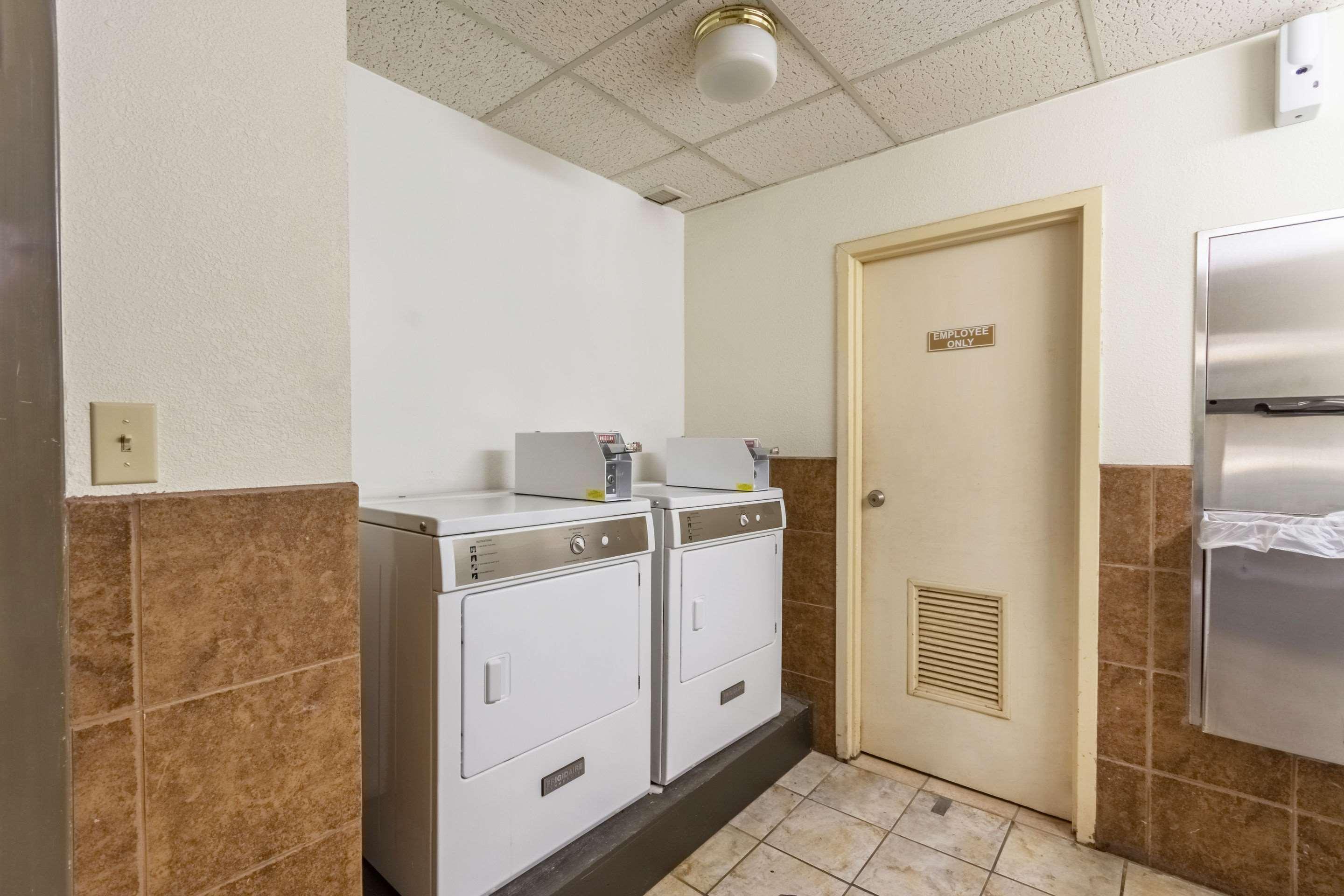 Coratel Plus Suites Wichita West Airport エクステリア 写真